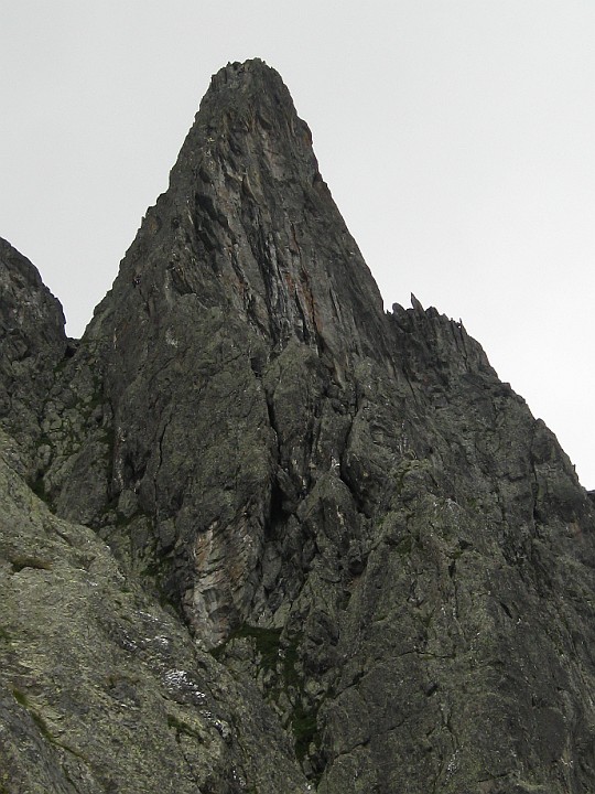 IMG_1101.JPG - Un'ultima occhiata al Pizzo con ancora le cordate di prima impegnate in parete e via verso la stazione della funivia sotto l'immancabile pioggia !