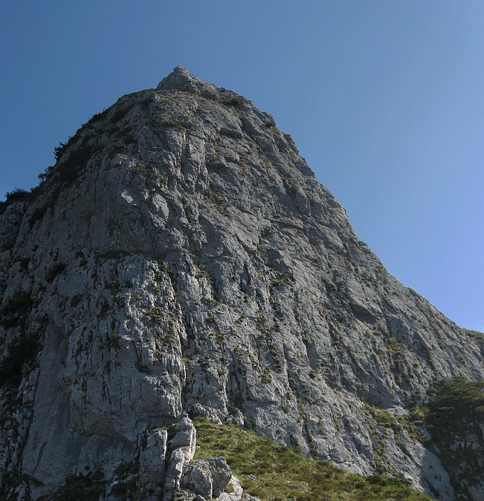 Pilastro.jpg - Ed ecco il Pilastro di Prada o Pizzo dei Nibbi. Roccia buona e numerose vie che lo percorrono. Relazione tratta Mountain for nothing  http://www.trafoconsult.com/climbing/prada/prada.pdf