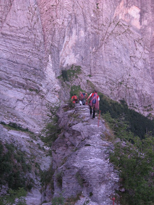 IMG_1075.JPG - La ferrata che si segue in discesa sul lunghissimo spigolo