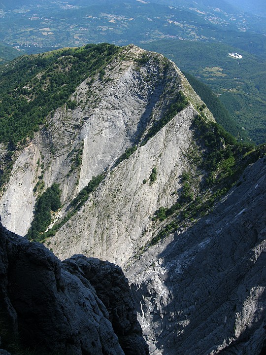 IMG_1102.JPG - Lo spigolone su cui scende la ferrata per raggiungere l'attacco