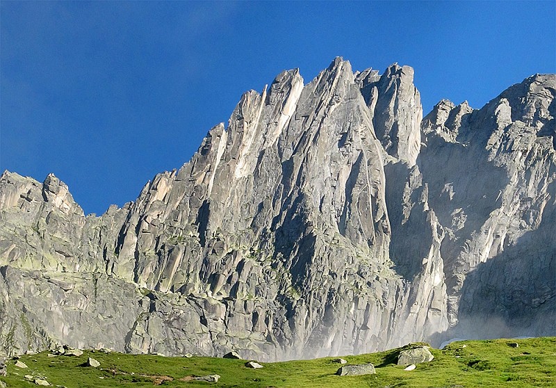 CrestaSud.jpg - In avvicinamento si traversa lungamente sotto la cresta Sud