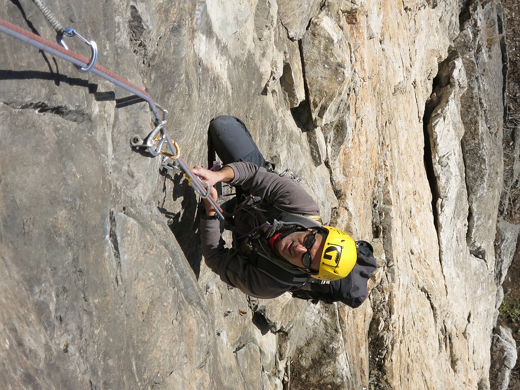 IMG_2353.JPG - Sempre verticale o strapiombante. Staffa utile se non si fa il 6c a vista !