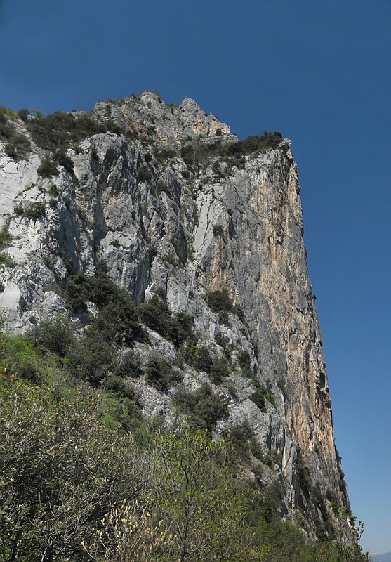 IMG_9954-Panorama.jpg - La parete vista fianco, più o meno da dove si abbandona il sentiero per andare all'attacco. La via scelta "Senza chiedere il permesso" si è rivelata molto dura, ben più della vicina Loss Pilati. Sinceramente deve ammettere di essere arivato in cima solo grazie al mio compagno, sul passo chiave non sarei passato. Chi va a ripeterla si aspetti un'artificiale difficile e frequenti passi in libera tra la chiodatura che seppur ravvicinata non consente l'artificiale completa.