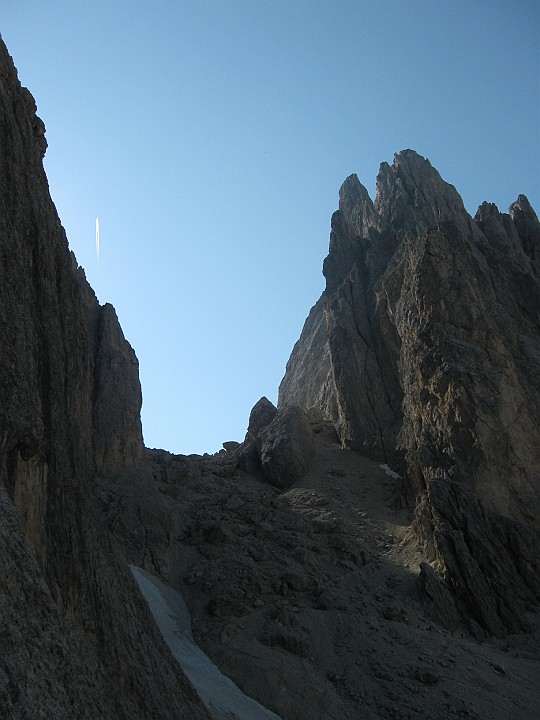 IMG_8961.JPG - Bella e corta via sulla parete Sud Ovest del Campanile di Venere, nel gruppo del Sassolungo. Per raggiungere la via salire con la bidonvia alla forcella Demetz e scendere nel vallone del Sassolungo. La via attacca a sinistra del grande tetto. Il nome 'september schnee' ( nevicata di settembre) deriva dal fatto che i primi salitori Ivo Rabanser e Stefan Comploi furono sorpresi dalla bufera.Oggi invece tempo bellissimo :-)