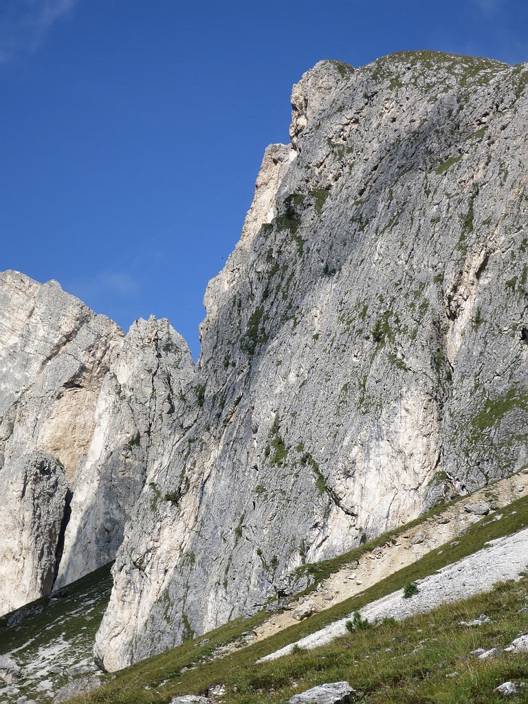 IMG_1663.JPG - L'attacco è una decina di metri a destra dei gialli dello spigolo