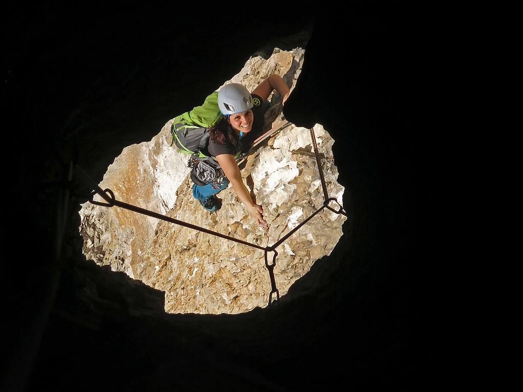 IMG_0001.JPG - Laura appena di sotto al grande pozzo