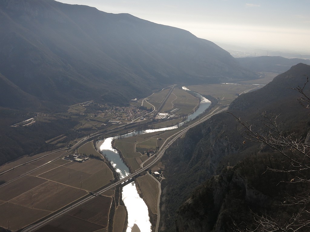 IMG_0040.JPG - Uno sguardo alla valle dell'Adige dall'uscita della via