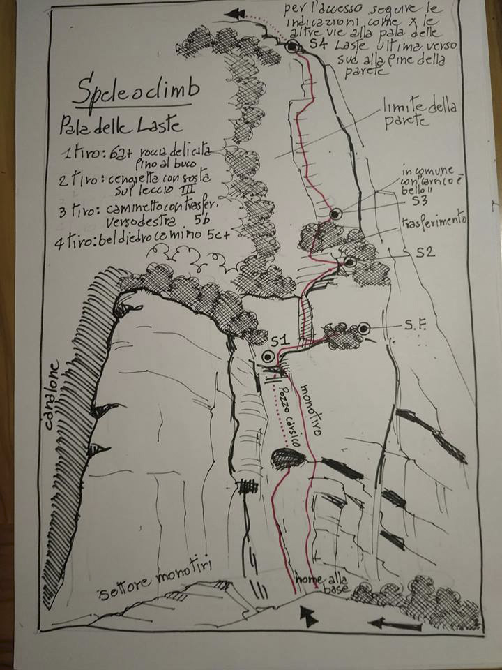 SpeleoClimb.jpg - Avvicinamento. Prendere la strada per Spiazzi. Passato il ristorante la Baita e la strada che porta a Porcino  parcheggiare appena prima di una stradina in salita sulla destra con indicazione 'strada privata divieto di accesso' Salire a piedi, superare alcune case e proseguire fino alla cava dismessa. Seguire la strada che costeggia lla cava e appena prima di un vecchio camion di cava abbandonato prendere la stradina a destra, raggiungere un deposito di legna e da li salire nel bosco. Dovreste incontrare un sentiero con bolli rosso / blu. Continuare fino ad arrivare in pochi minuti ad una recinzione metallica e costeggiarla a destra. Alla fine della recinzione su un sasso sono riportate le indicazioni per la pala delle Laste. Scendere il ripidissimo sentiero aiutandosi con le corde fisse e alla fine dello stesso costeggiare tutta la parete a destra (nel senso di marcia, verso sud ). La via è l'ultima della parete, prima di arrivare all'attacco troverete 'Il pozzo senza il pendolo' e alcuni monotiri. Il nome è scritto all'attacco.