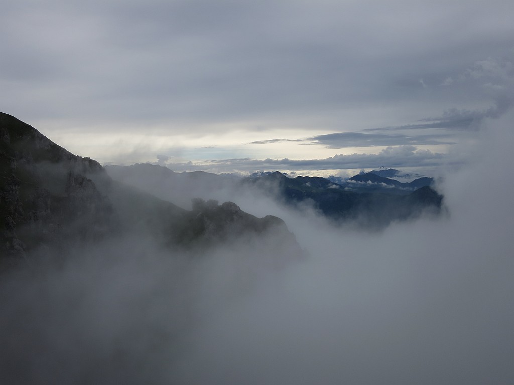 IMG_4925.JPG - Giornata dal meteo incerto. Le piogge dei giorni precedenti hanno lasciato tante tracce sulle pareti per cui la scelta di vie è un po' limitata. Un giro ai magnaghi e si decide per lo spigolo Antidorn