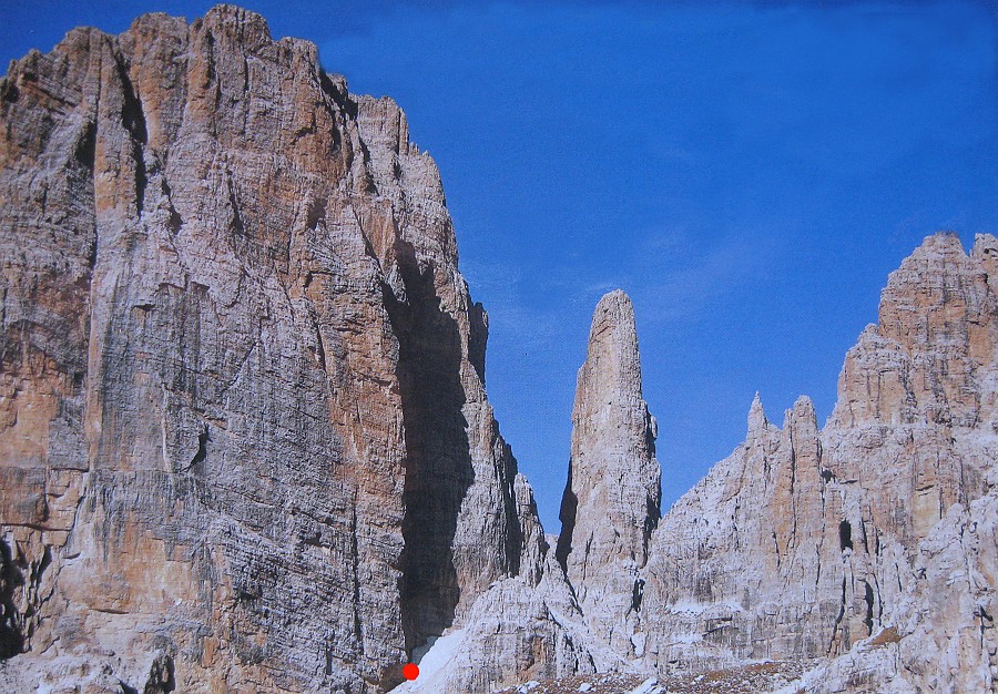 Attacco.jpg - Il punto rosso indica l'attacco. Ben visibili il Campanile Basso e sulla sua destra la Sentinella