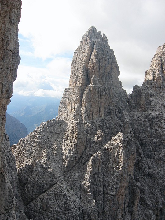 IMG_1651.JPG - Quasi in cima ... Ben 9 ore di salita per questa splendida via; discesa abbastanza complessa tra cengie e canali. Purtroppo non c'è tempo per foto di vetta e per godersi il panorama; giù alla svelta prima che ritornino le nebbie !