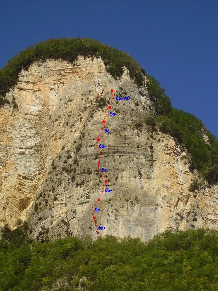 SurmenageSchizzo.jpg - Weekend di tempo incerto sulle Alpi. Poco male, si scende in Apuane e precisamente alla Pala dei Fiorentini. La relazione della via si trova qui http://www.gulliver.it/itinerario/11463/ da cui ho preso la foto del tracciato. Via dal carattere sportivo, arrampicata veramente entusiasmante su ottima roccia che presenta caratteristiche lamelle di selce sporgenti. Il nome della via è scritto alla base ma è purtroppo la vicinanza con altre vie rende facile perdersi. Poco male l'arrampicata è comunque simile.