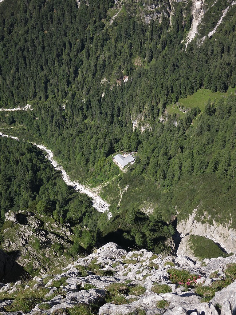 IMG_5817.JPG - Il piccolo rifugio Treviso visto dalla cima.