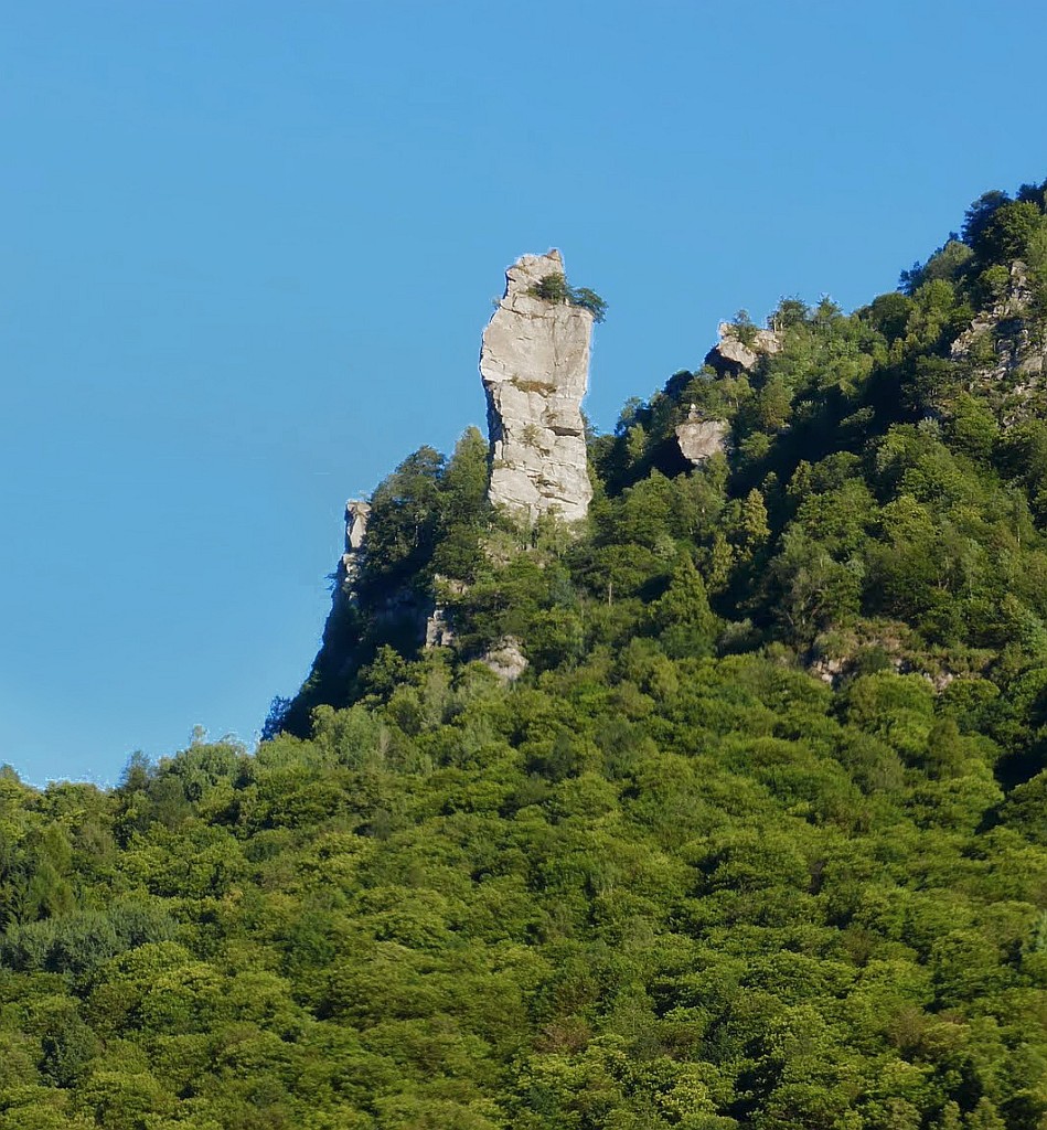 PanoramaTorre.jpg - Una torre isolata, che spunta in mezzo al bosco, uno strano monolite che invita a salirlo.La vietta ideale da farsi in solitaria quando capita di non trovare un socio disponibile! La roccia è un ottimo gneiss, fessurato e ricco di tacche. Meglio portarsi qualche friend fino al 2 BD, i fittoni non sono così vicini.