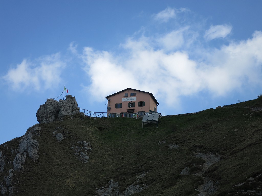 IMG_4810.JPG - Un'occhiata verso il rifugio Rosalba