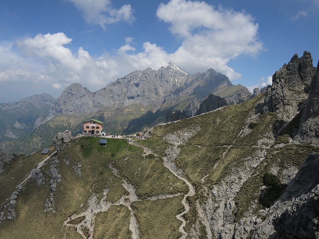 IMG_4821.JPG - Affollamento anche sul piazzale del rifugio Rosalba