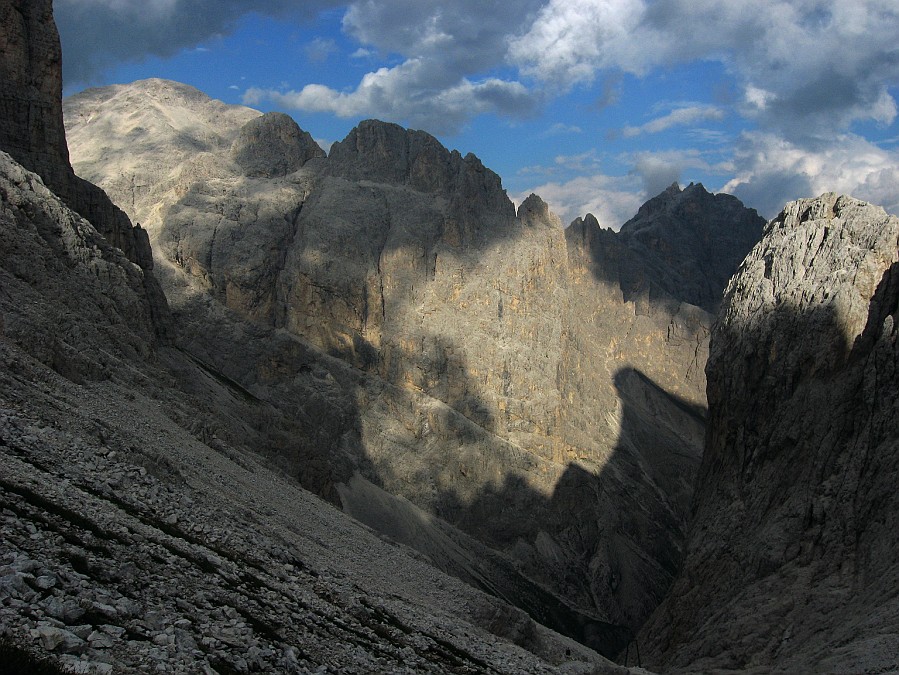 IMG_1313.JPG - Ovunque si guardi pareti e profili di montagne