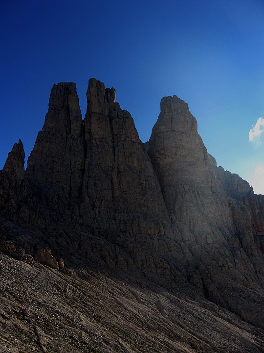 IMG_1314.JPG - I primi raggi di sole alle torri del Vaiolet