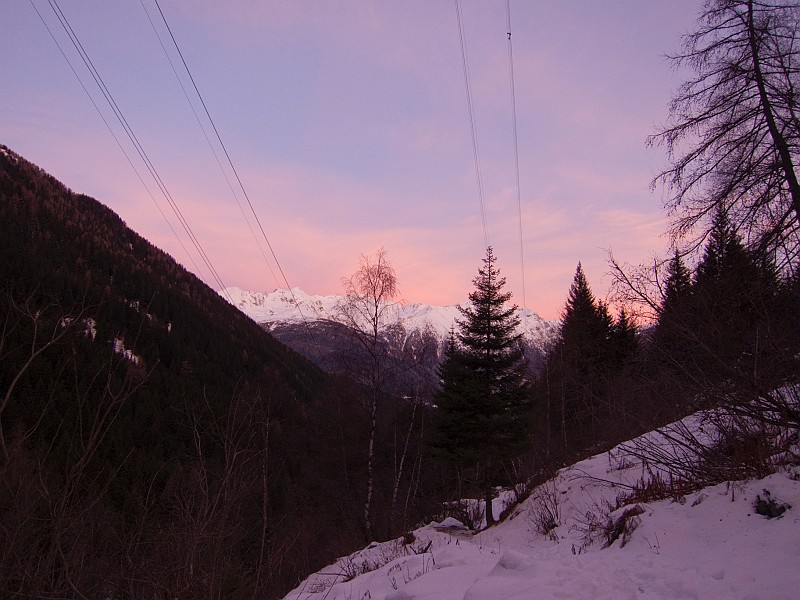 IMG_2092.jpg - Panorama all'alba guardando verso Vezza d'Oglio e la Valgrande.Cascate in discrete condizione ma piuttosto affollate !Optiamo per la Cascata del Sentiero e per L'albero di Natale