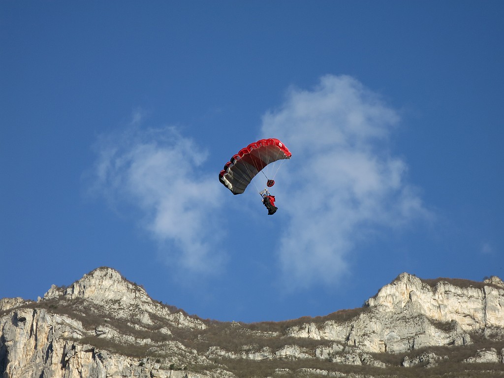 IMG_4607.JPG - Iniziamo la giornata ammirando i base jumper !