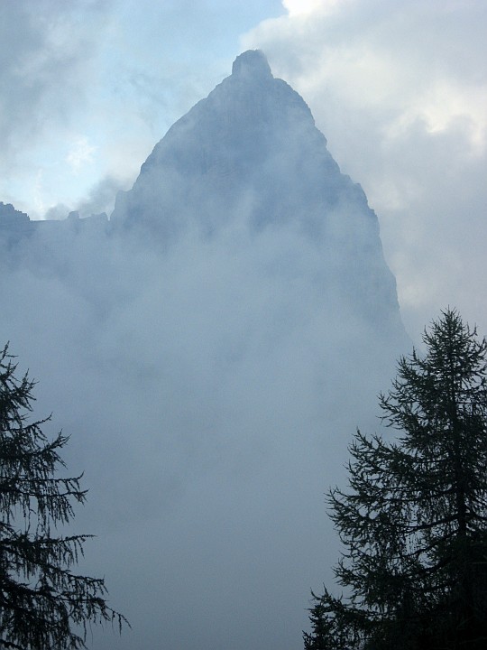 IMG_1577.JPG - Nuova trasferta dolomitica, stavolta al Pelmo, qui tra le nebbie mentre saliamo al rifugio Venezia