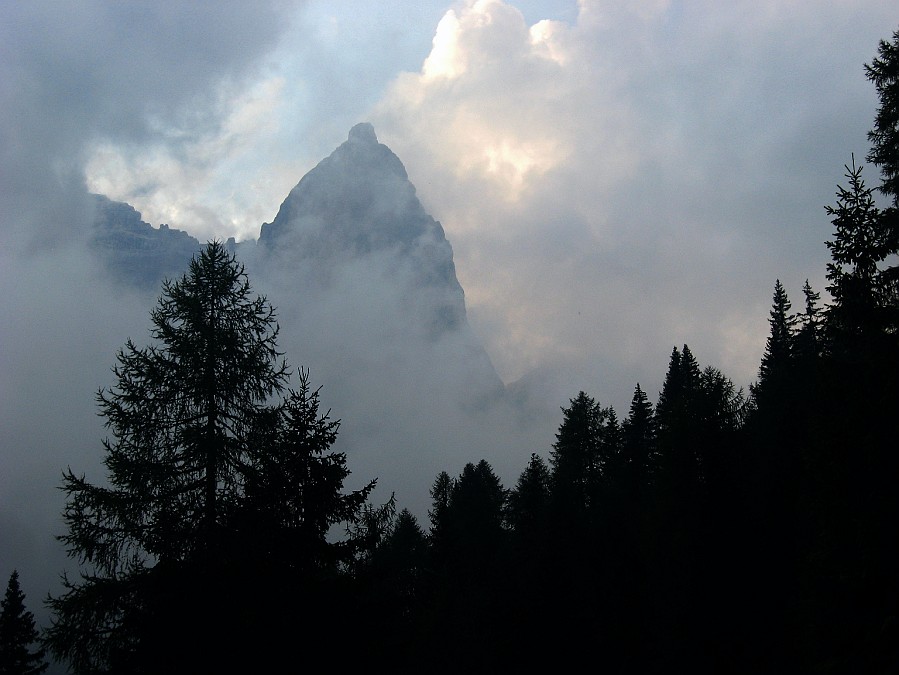 IMG_1578.JPG - La via scelta è la Franceschi Bellodis sulla Parete Sud-Est della spalla Sud del Pelmo, 10 luglio 1955, 900 mt, V,VI, e A1 nel tratto chiave, dal II al IV+ per il resto.