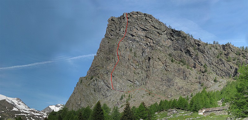 Tracciato.jpg - Il Bec du Raty si erge solare e abbastanza isolato sopra Champorcher. La via dei diedri percorre i 3 evidenti diedri sovraposti con bella arrampicata. I tratti di raccordo sono meno continui ed è presente qualche tratto erboso. Soste chiodate a spit, chiodi nei tiri più difficili ma completamente da proteggere ( 2 chiodi a tiro ) in quelli più tranquilli. Consigliati friend fino al 4.Percorsa in solitaria autoassicurato, i 9 tiri fatti due volte mi hanno stancato non poco. Momenti entusiasmanti durante la salita sopra a un mare di nuvole !