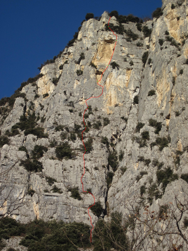 Relazione.jpg - Ultima via sul Pian della Paia ( o Dain di Pietramurata ). Foto e relazione tratti da http://www.planetmountain.com/rock/vie/itinerari/scheda.php?lang=ita&id_itinerario=1181&id_tipologia=38