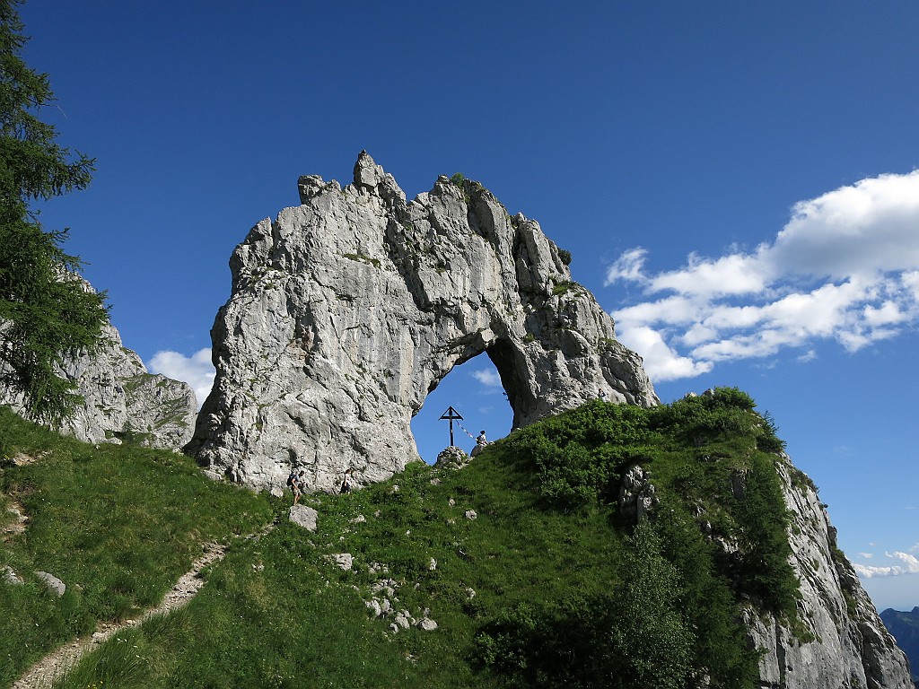 IMG_0795.JPG - Per l'avvicinamento dal parcheggio del Cainallo ( Esino Lario) prendere il sentiero per il rifugio Bietti. Il Pilasto di Prada ( o pizzodei nibbi ) si trova appena dopo il caratteristico arco ( circa un'ora dal parcheggio )