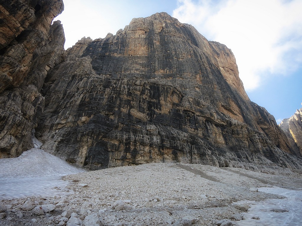 IMG_0930.JPG - La bella parete della cima d'Ambiez. Non si sale la prima parte quasi sempre bagnata ma si raggiunge la cengia da destra