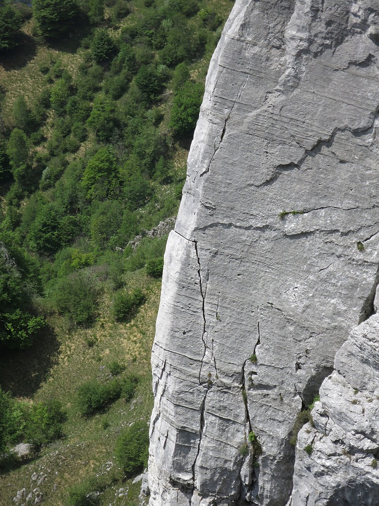 IMG_0410.JPG - Il secondo tiro è dal lato opposto dello spigolo e termina dove la fessura diventa orizzontale. Qui c'è anche la sosta di un monotiro a spit che percorre la fessura ben visibile in foto.