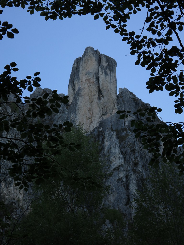 IMG_0255.JPG - Il torrione Costanza isolato e verticale. La via del Littorio sale sulla sinistra cercando i punti deboli della pparete. E' stata recentemente riattrezzata a fittoni, consigliabile comunque friend fino al giallo BD. Sul tiro più duro sono rimasti parecchi chiodi che permettono l'artificiale anche senza staffa. Attenzione all'avvicinamento nel canale, numerosi passi di arrampicata.Relazione qui http://www.sassbaloss.com/pagine/uscite/costanza/costanza.htm