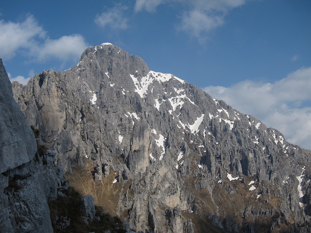 IMG_3998.JPG - Ancora macchie di neve in Grignetta, quest'anno la stagione è indietro