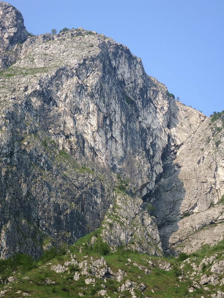 IMG_0654.JPG - La parete del Moregallo. L'attacco di Tempo Perduto si trova in cima all'avancorpo erboso ma lo si raggiunge da dietro percorrendo il primo tiro della via OSA (non visibile nella foto )